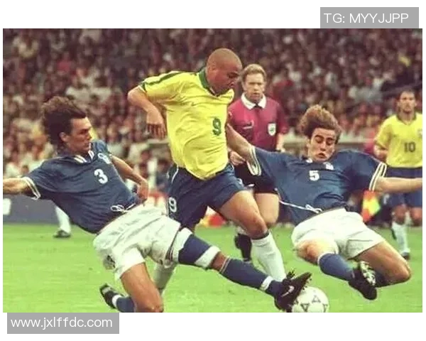 足球传奇的荣耀与梦想：探寻世界足球明星的辉煌历程与背后故事